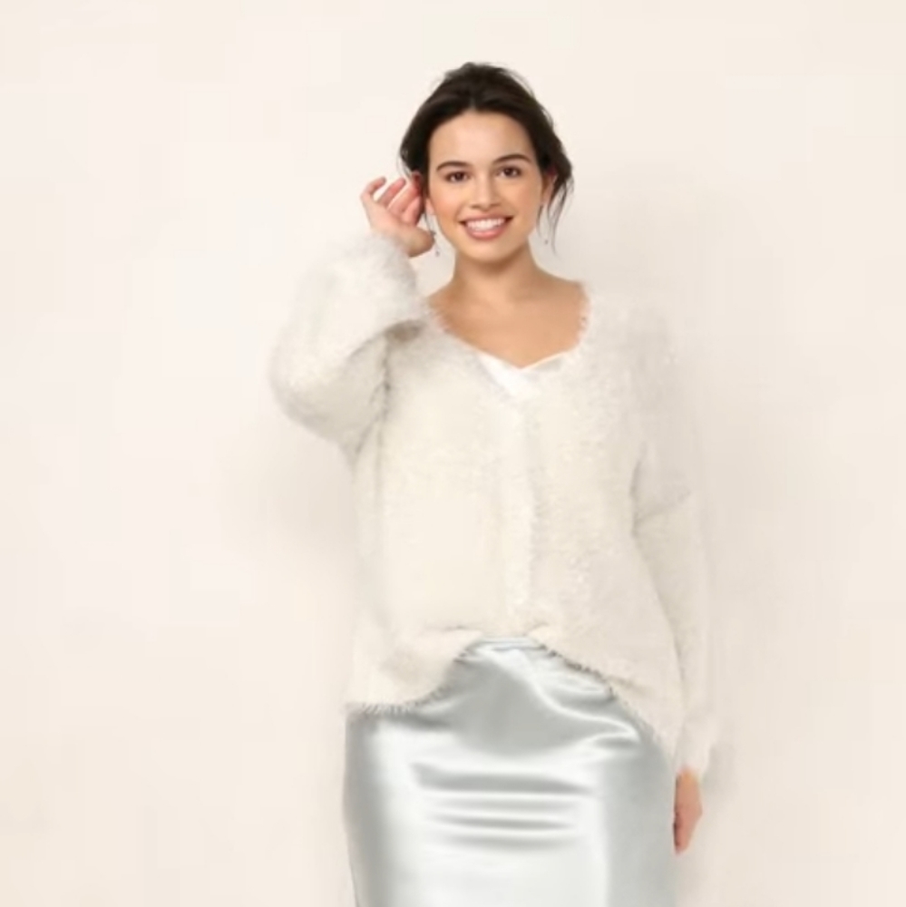 New, never worn w/tag. Women’s LC Lauren Conrad Wispy White w/Silver # Button Do